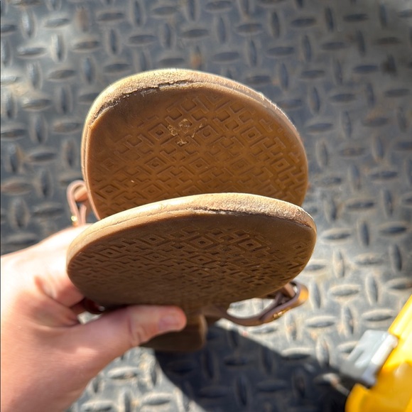 Tory Burch Tan Leather Sandals with Logo Cutout - Picture 4 of 11